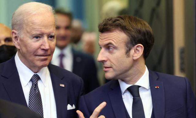 Macron prende le distanze da Biden: “Le accuse di genocidio non aiutano la pace” 