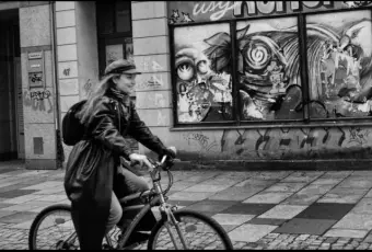 donna in bicicletta