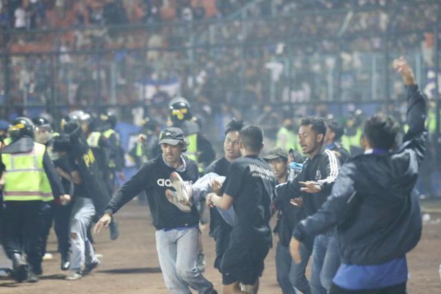 Tragedia allo stadio in Indonesia, si riduce a un centinaio il bilancio delle vittime