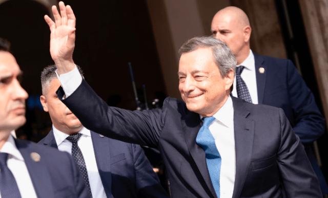Draghi lascia Palazzo Chigi. Picchetto d’onore e applausi