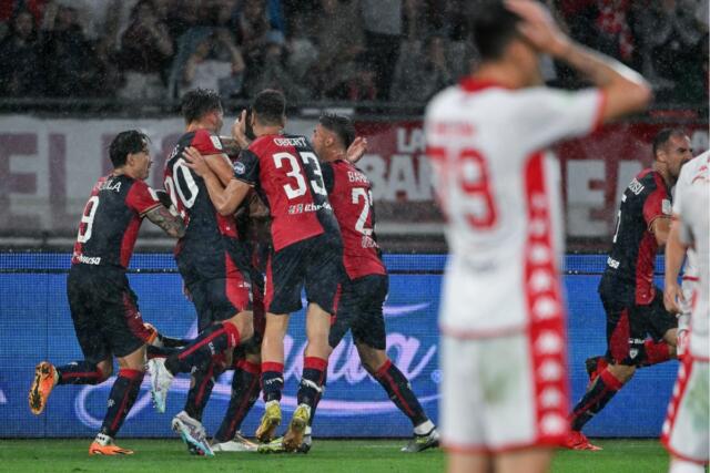 Il Cagliari torna in Serie A, Pavoletti gol in casa Bari