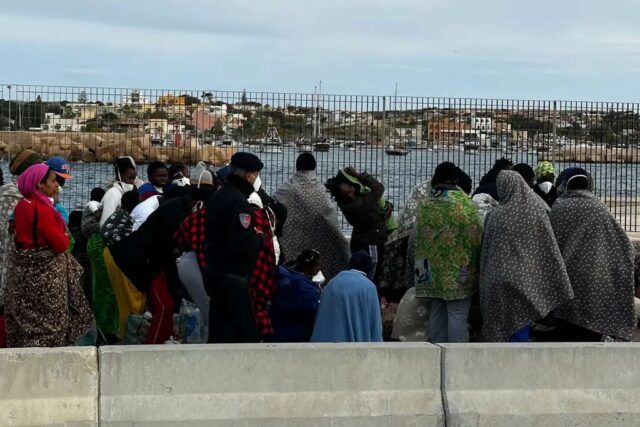 Record di sbarchi a Lampedusa, 4.024 persone in un hotspot strapieno