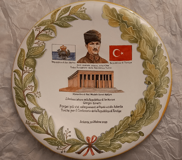 Per il centenario dono alla Turchia di maiolica su Ataturk