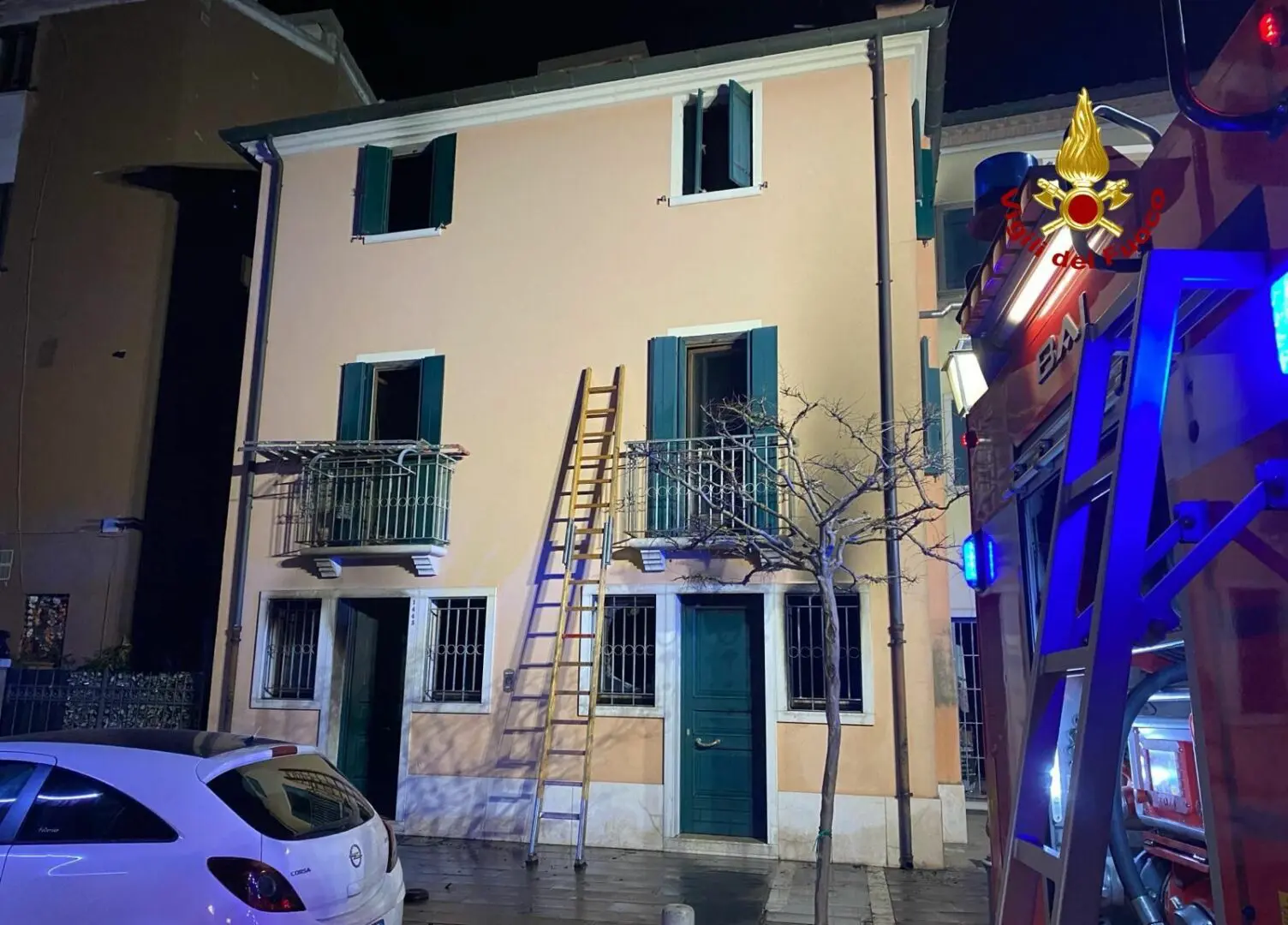Incendio in abitazione a Chioggia, 3 morti