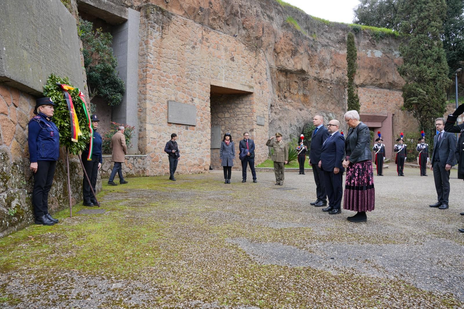 Fosse Ardeatine, ministri Roth e Sangiuliano rendono omaggio alle vittime